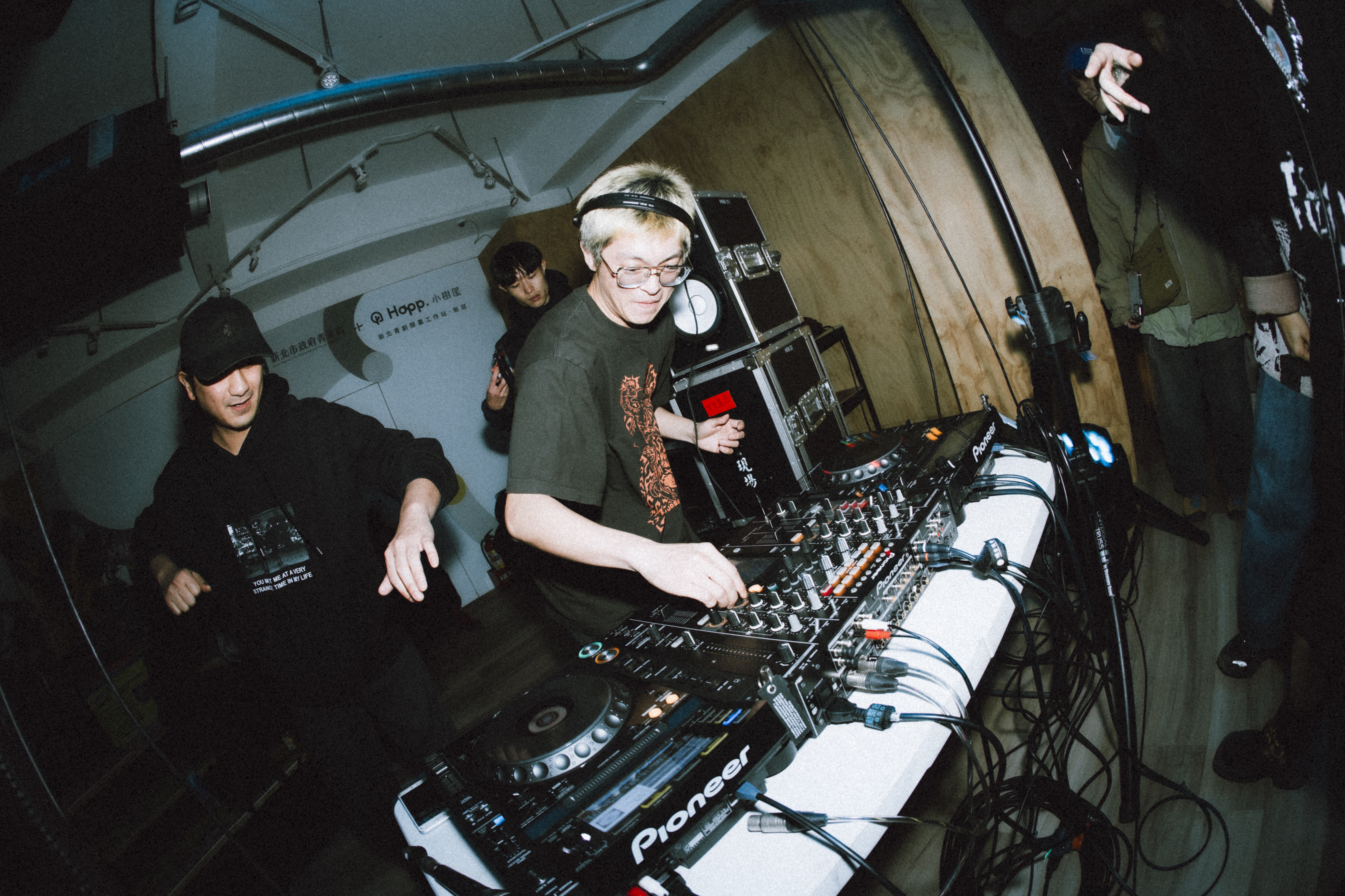 《新新常》活動融合在地街區氛圍及LIVE HOUSE表演形式,營造「零距離、沉浸式」的音樂體驗。